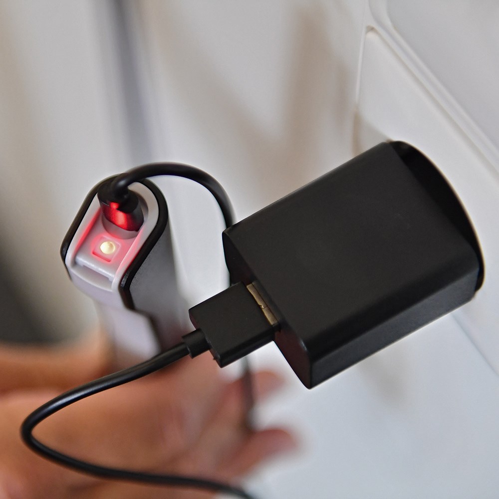 Aufladbare LED Leuchte "Check Light Charge 130 L" Aufladbare LED Leuchte "Check Light Charge 130 L"