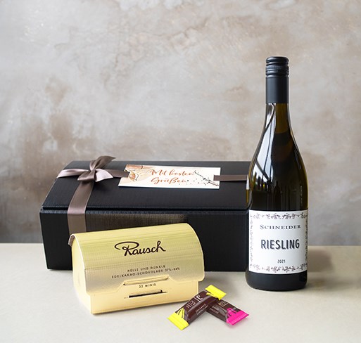 Geschenkbox und Wein